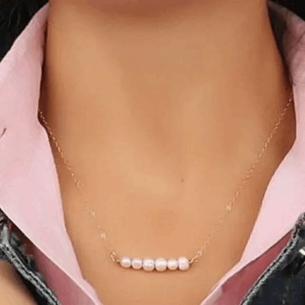Fashionable Six Pearl Pendant Necklace
